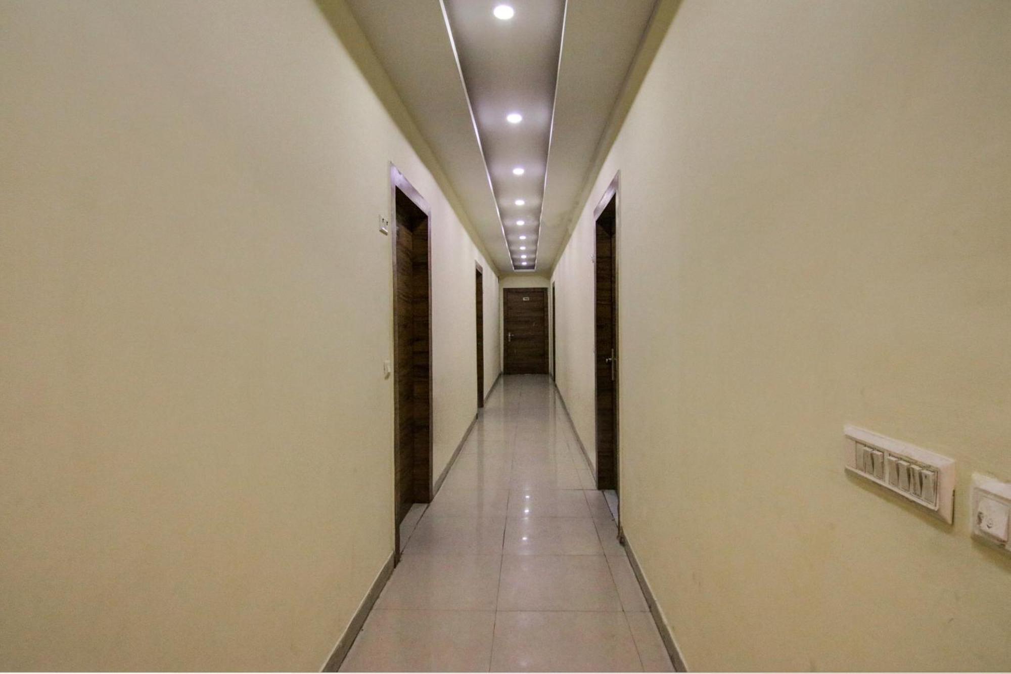 Hotel Yash House New Delhi Bagian luar foto